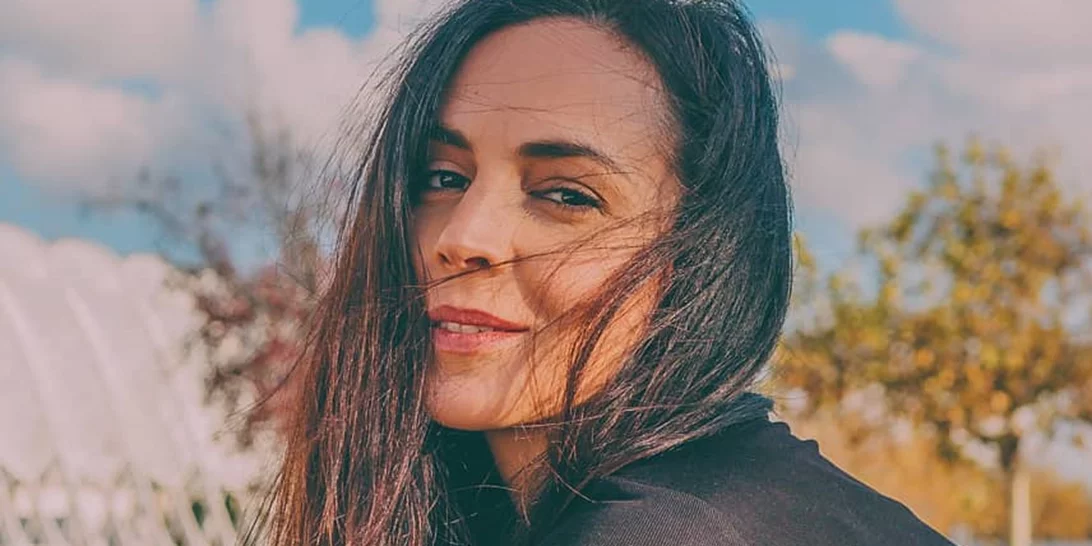 Γωγώ Καρτσάνα | Η εγκυμονούσα ηθοποιός ποζάρει με λευκή ρίζα