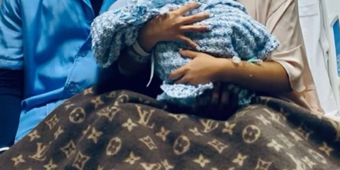 Διάσημη star του Hollywood έφερε στον κόσμο το παιδί της πάνω σε κουβέρτα Louis Vuitton