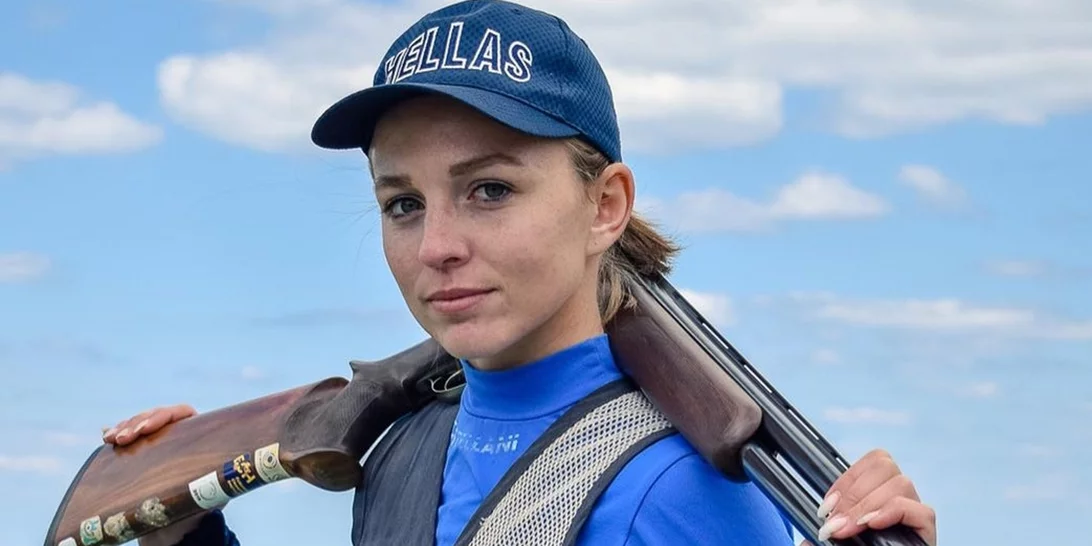 Εμμανουέλα Κατζουράκη | Η παγκόσμια πρωταθλήτρια σκοποβολής ανάμεσα στους τραυματίες των Τεμπών