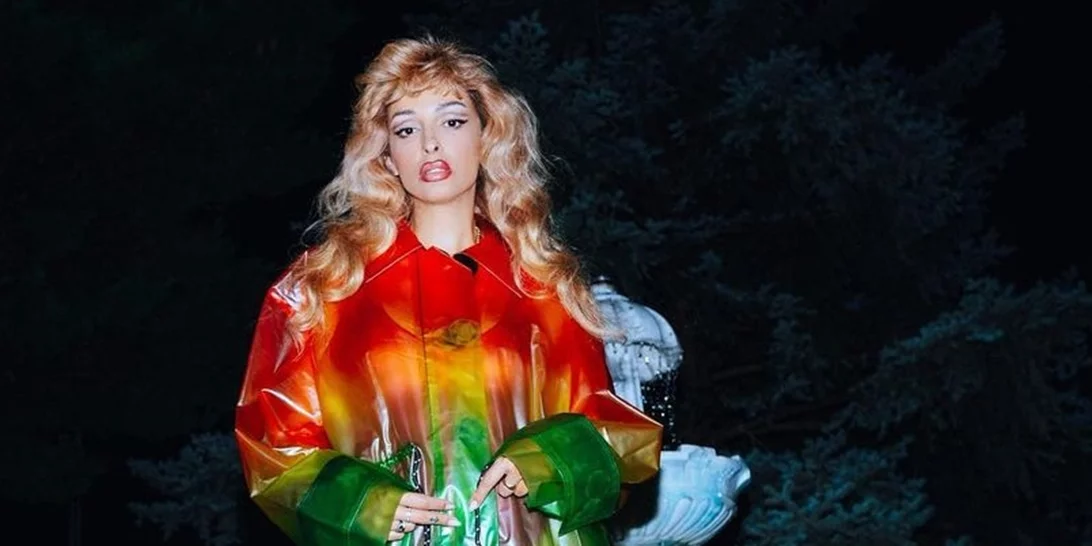 Ελένη Φουρέιρα | Ποζάρει με φόρμες γυμναστικής μπροστά σε έναν ολόσωμο καθρέφτη