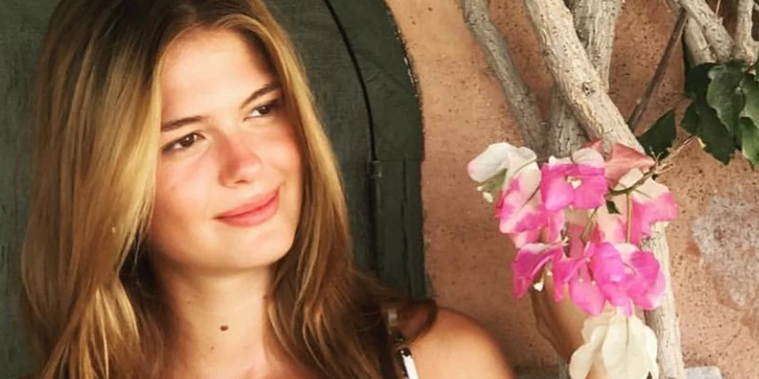 Αμαλία Κωστοπούλου | Ποζάρει με mini λευκό φόρεμα, πιο κομψή από ποτέ