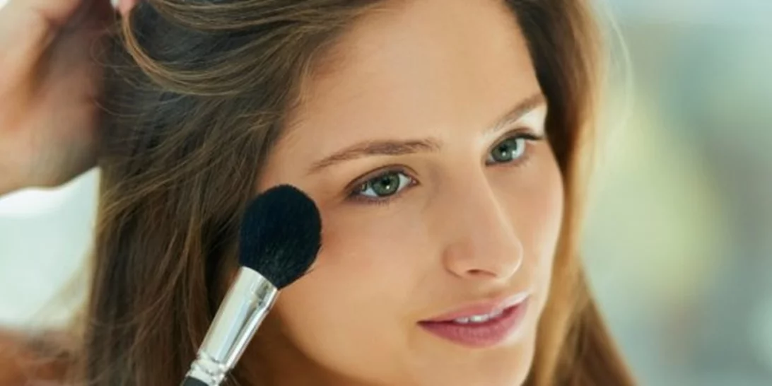 Ο σωστός τρόπος εφαρμογής του ρουζ για ξεκούραστη, σούπερ νεανική όψη στο πρόσωπο