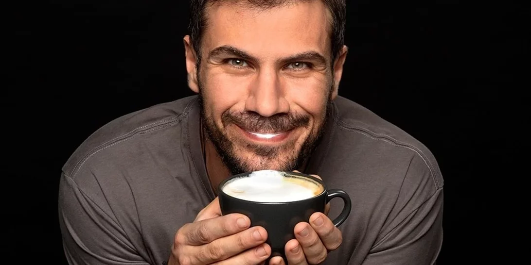 "Δεν με προσέξατε αρκετά..." | Ο Άκης Πετρετζίκης φτιάχνει μελομακάρονα με βρώμη και λιναρόσπορο και τρολάρει το διαδίκτυο