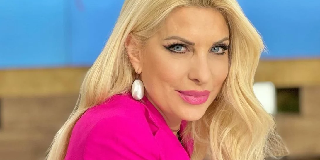 Η Ελένη Μενεγάκη αγκαλιά με τον Σάκη Ρουβά και τον Ηλία Ψινάκη σε μία σπάνια φωτογραφία, 30 χρόνια πριν