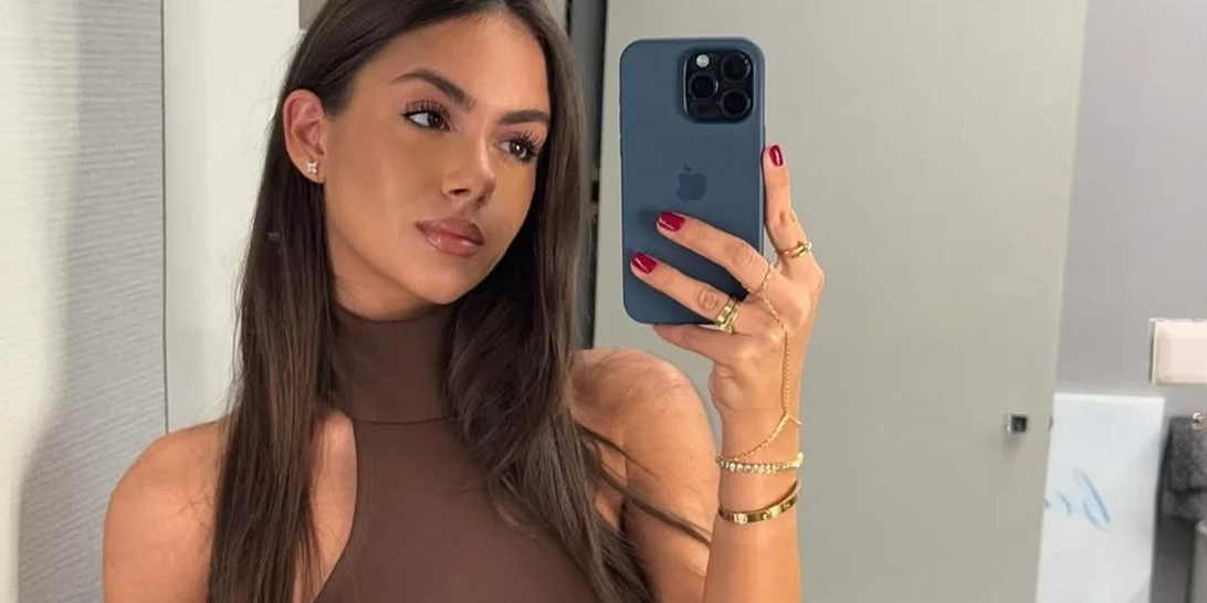 Η Νταίζη Νίκα ποζάρει σε πολυτελές σαλόνι λίγο πριν τον πολυαναμενόμενο γάμο της αδερφής της με τον Κωνσταντίνο Αργυρό