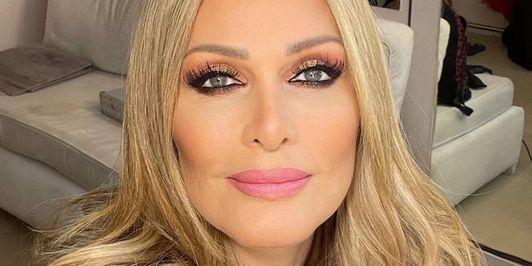 Νατάσα Θεοδωρίδου | Σε βραδινή έξοδο με εφαρμοστό, τζιν παντελόνι