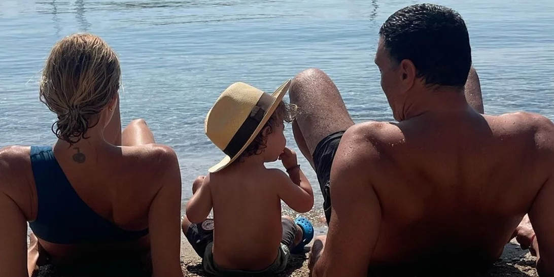 Ο Παναγιώτης - Αντώνιος Κικίλιας βρέχει με το λάστιχο τον Βασίλη Κικίλια και το Instagram "λιώνει" - Το γλυκό στιγμιότυπο μπαμπά-γιου από τις διακοπές τους