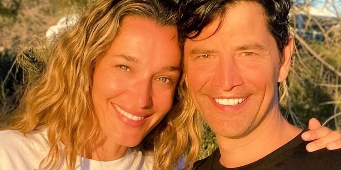 Η υπέροχη στιγμή που ο Σάκης Ρουβάς σταματάει το τραγούδι και φιλάει με πάθος την Κάτια Ζυγούλη