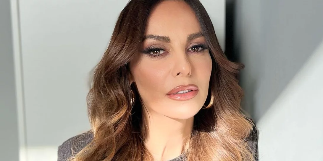 Η Μπέττυ Μαγγίρα σε μία δημόσια, πρωινή εμφάνιση με τον γοητευτικό της σύζυγο, Δημήτρη Μάζη