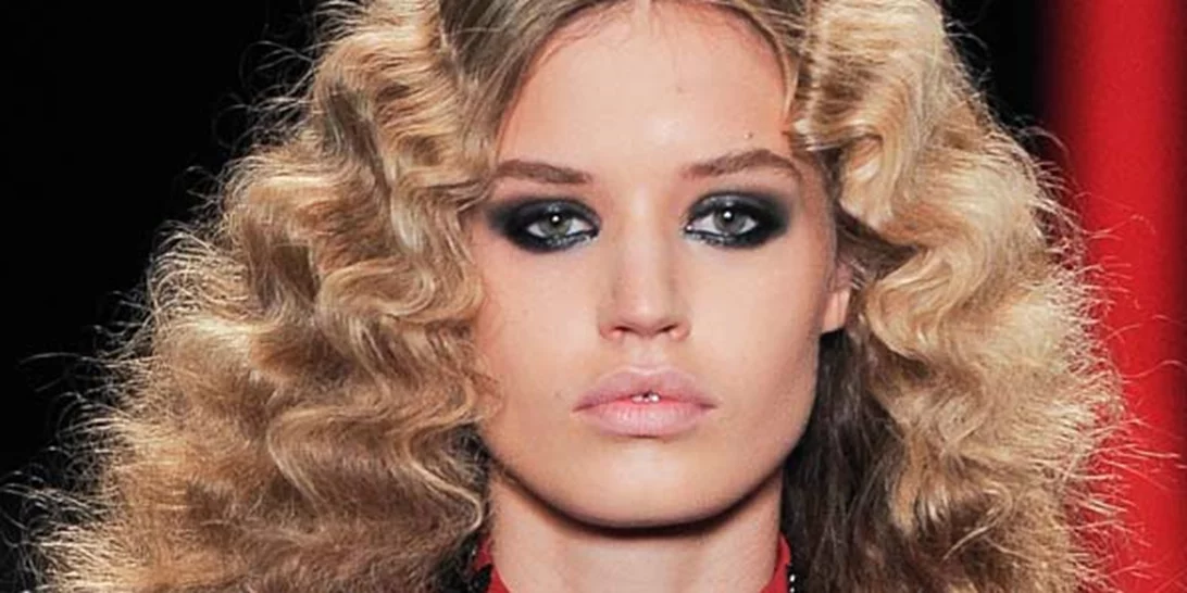 Μαλλιά που φριζάρουν υπερβολικά; Τα κατάλληλα προϊόντα για να τα τιθασεύσεις