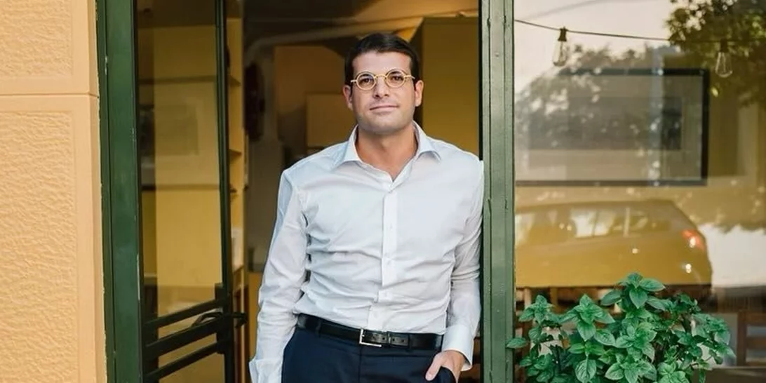 Στη Μύκονο, το 1995 | Ο Φίλιππος Τσαγκρίδης σε μία πολύ σπάνια φωτογραφία από την παιδική του ηλίκία