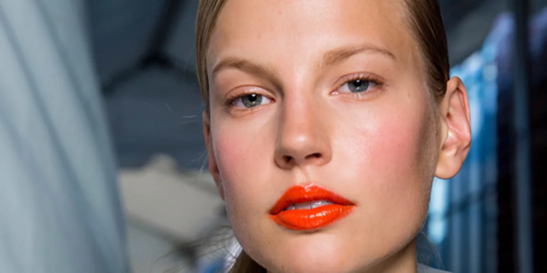7 αλάνθαστοι τρόποι να φορέσετε έντονα χρώματα στο μακιγιάζ σας σε κάθε ηλικία