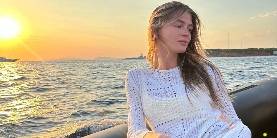 Γίνεσαι νονά; Η Αμαλία Κωστοπούλου, άθελά της, σου προτείνει το ιδανικό λευκό φόρεμα