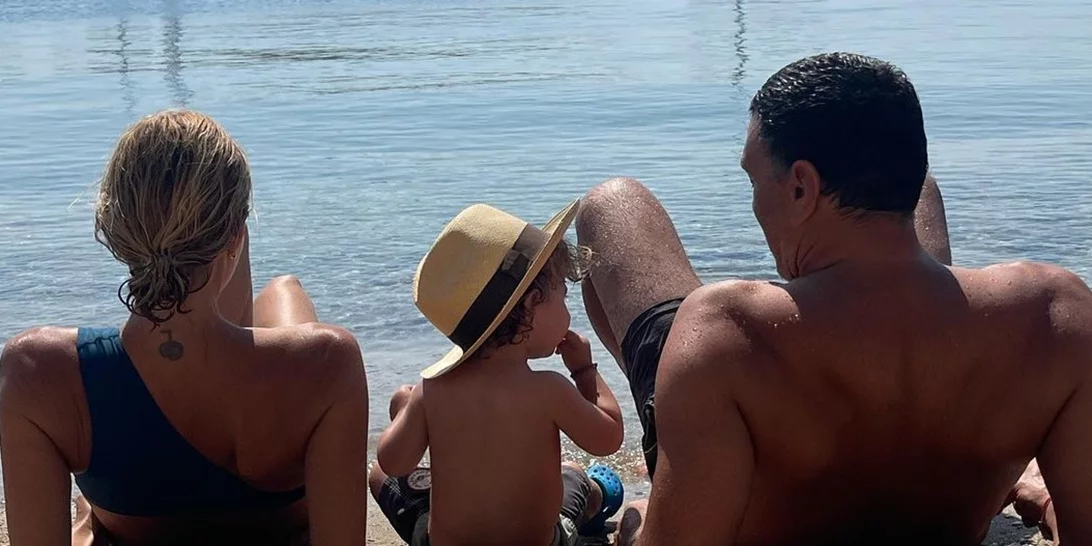 Παναγιώτης -Αντώνιος Κικίλιας | Δοκιμάζει τα παπούτσια του μπαμπά του και ξετρελαίνει το Instagram