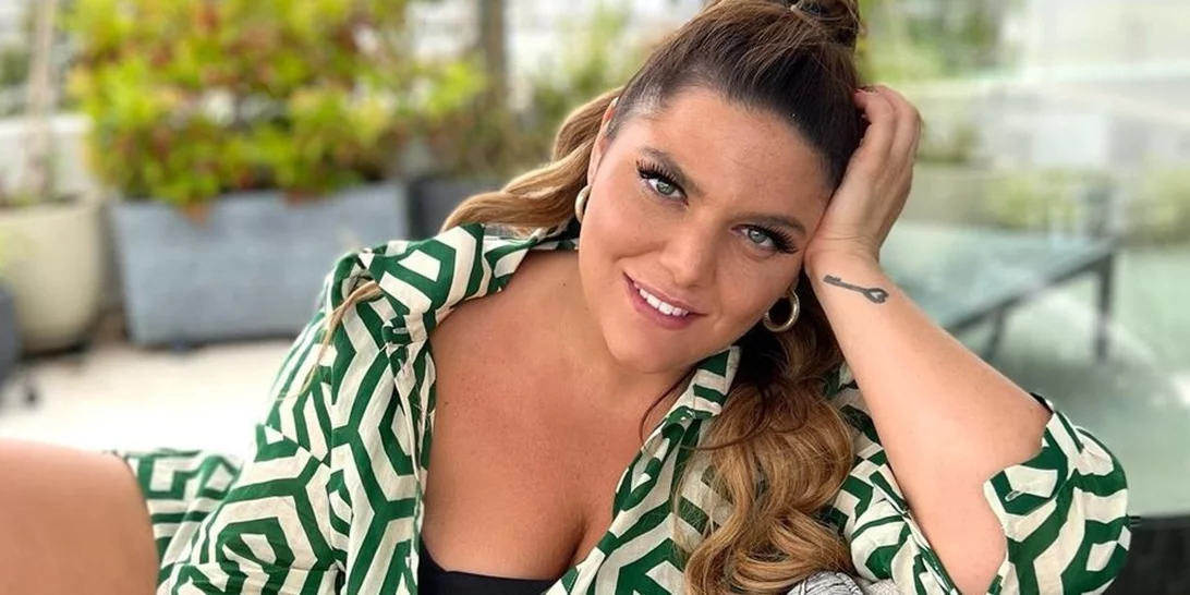 Σέξι, όμορφη και χαμογελαστή | Η Δανάη Μπάρκα ποζάρει με υπέροχο ολόσωμο μαγιό και "ρίχνει" το Instagram