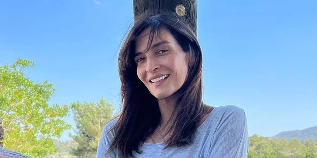 Η Αντιγόνη Κουλουκάκου πιο όμορφη από ποτέ | Ποζάρει με εφαρμοστό, λιλά φόρεμα, δίπλα στους συμπρωταγωνιστές της