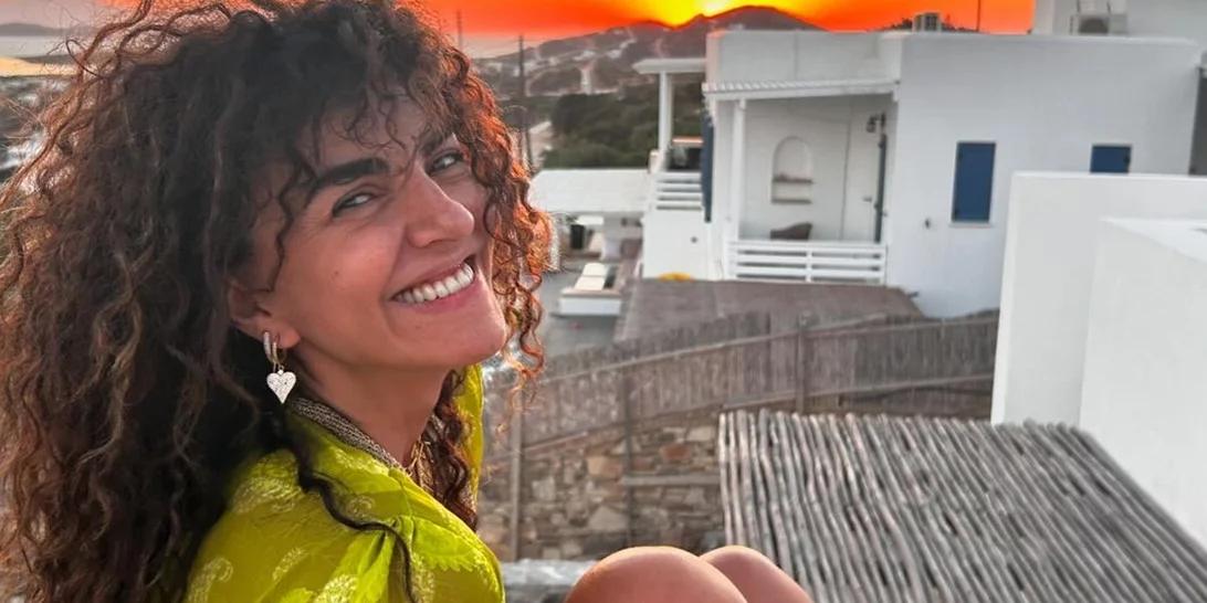 Η Μαρία Σολωμού με το πιο απρόσμενο (αλλά πολύ κομψό) χρώμα πεντικιούρ για καλοκαίρι