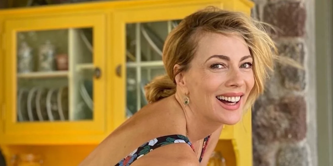 Σμαράγδα Καρύδη | Το ασπρόμαυρο κλικ με τον πατέρα της στην είσοδο του δημοτικού σχολείου όπου φοίτησε