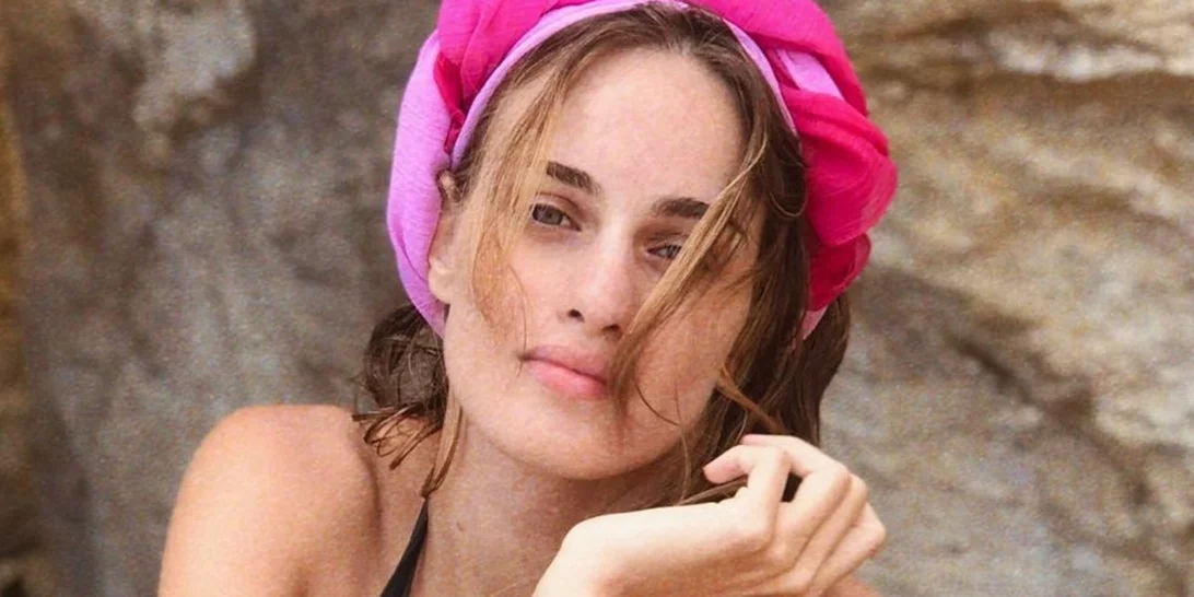 Μαρία Βοσκοπούλου | Ποζάρει topless σε μία φωτογραφία που θυμίζει σκηνικό ταινίας