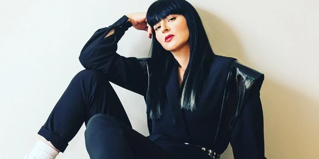 Ζενεβιέβ Μαζαρί | Ποζάρει στο φακό του συζύγου της με ένα σέξι ολόσωμο μαγιό με cut outs