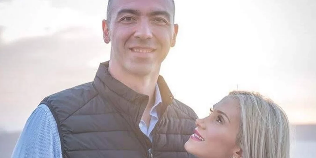 Αλέξανδρος Νικολαΐδης | Η συγκινητική φωτογραφία της Δώρας Τσαμπάζη με τα παιδιά τους μπροστά από το γκράφιτι του Ολυμπιονίκη