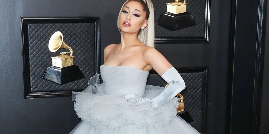 "Εμένα δεν μου επιτρεπόταν καν να βγω από το σπίτι μου μέχρι τα 20 μου" | Η viral αντίδραση της Ariana Grande για τον αρραβώνα της Millie Bobby Brown