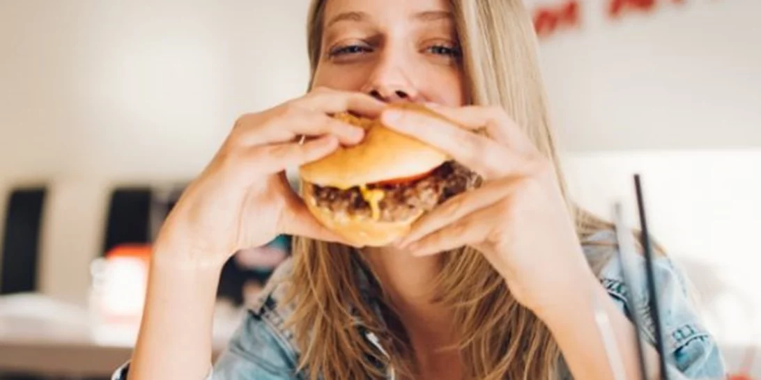 Μπορείς να τρως junk food ενώ προσέχεις τη διατροφή σου;