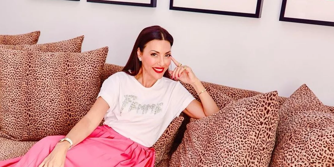 Σίσσυ Φειδά | Ποζάρει με ολόσωμο μαγιό σε εξωτική παραλία, κρατώντας από το χέρι τη μονάκριβη κόρη της