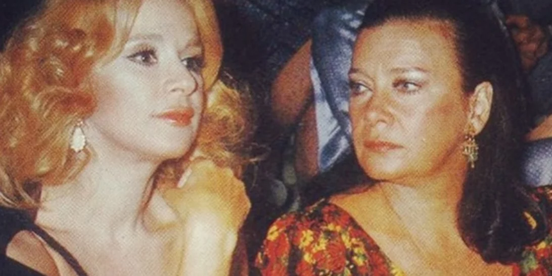 Στα πρώτα χρόνια της δραματικής | Ο Δημήτρης Παπαμιχαήλ ποζάρει αγκαλιά με την Αλίκη Βουγιουκλάκη και την Τζένη Καρέζη