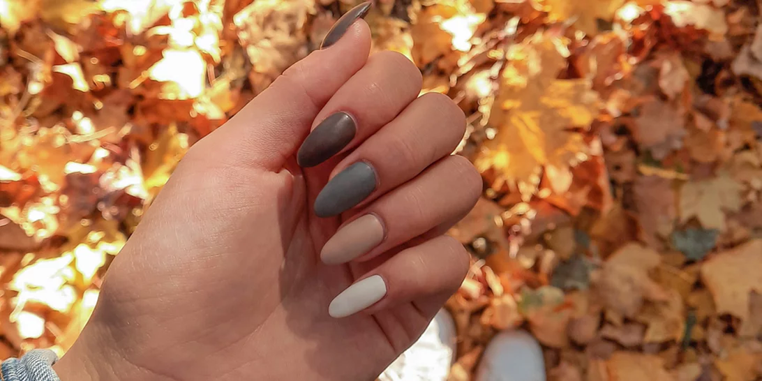 Το μικρό twist που θα "μεταμορφώσει" τα νύχια σου φέτος το φθινόπωρο