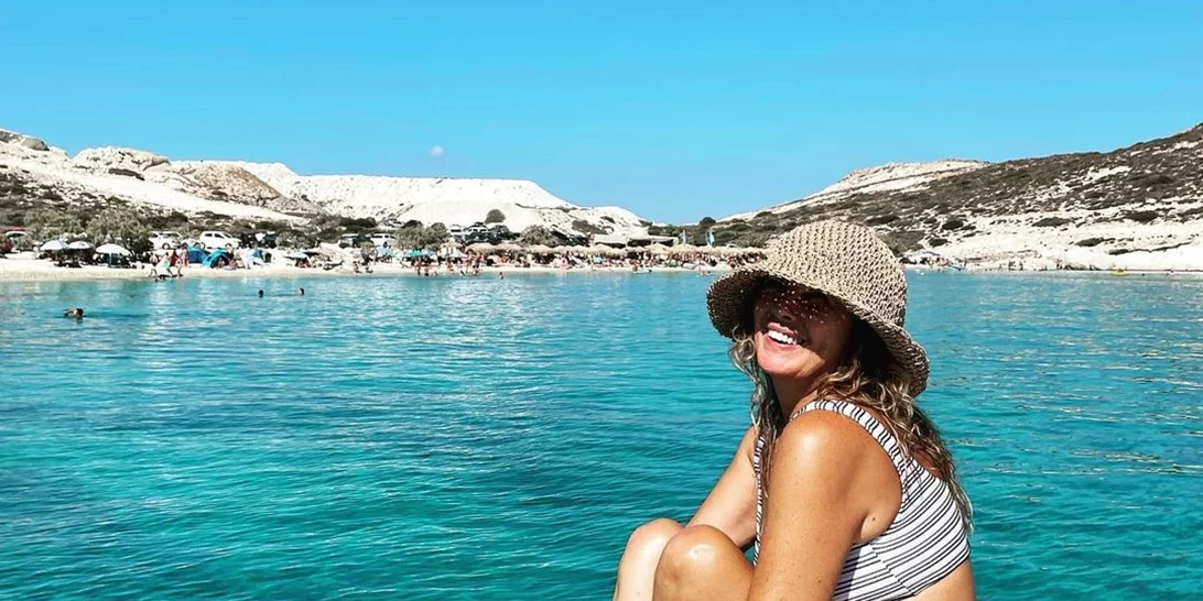 Η Σοφία Αλιμπέρτη με μαγιό στα 56 της χρόνια δεν έχει να ζηλέψει τίποτα από το νεότερο εαυτό της