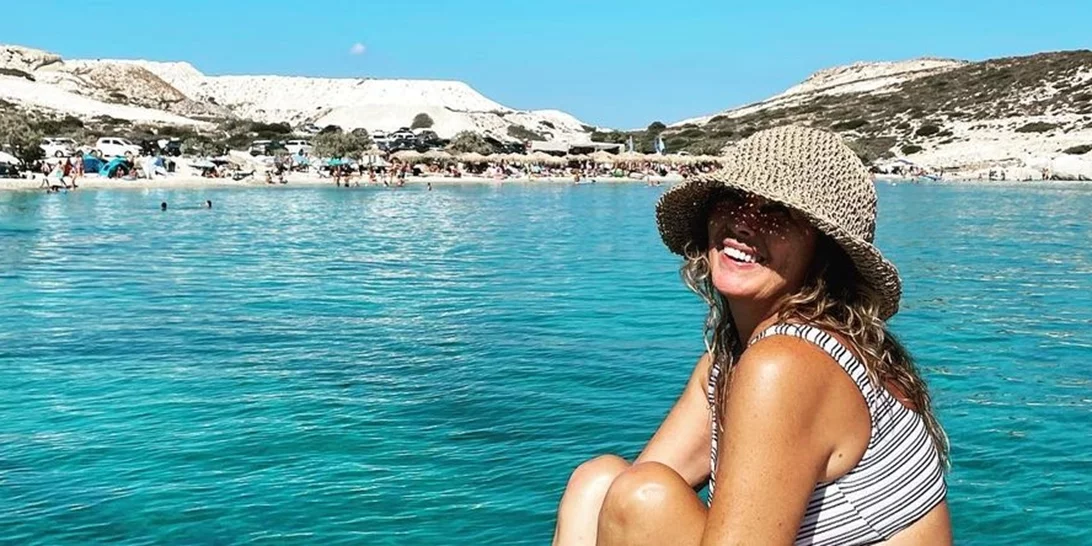 Η Σοφία Αλιμπέρτη πιο όμορφη από ποτέ | Με λευκό, αέρινο φόρεμα στο ηλιοβασίλεμα της Πάρου