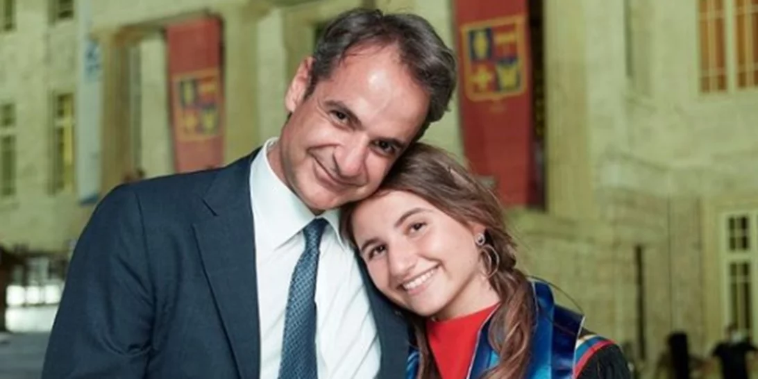 Η Δάφνη Μητσοτάκη μόλις έγινε 20 ετών | Η φωτογραφία που ανήρτησε στα social media ο Πρωθυπουργός και οι δημόσιες ευχές για την κόρη του