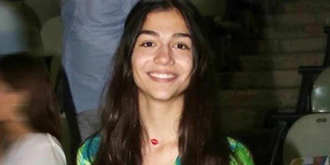 Η Μελίνα Νικολαΐδη έγινε 18 και θυμίζει ολοένα και περισσότερο τη μαμά της όταν πρωτοξεκίνησε