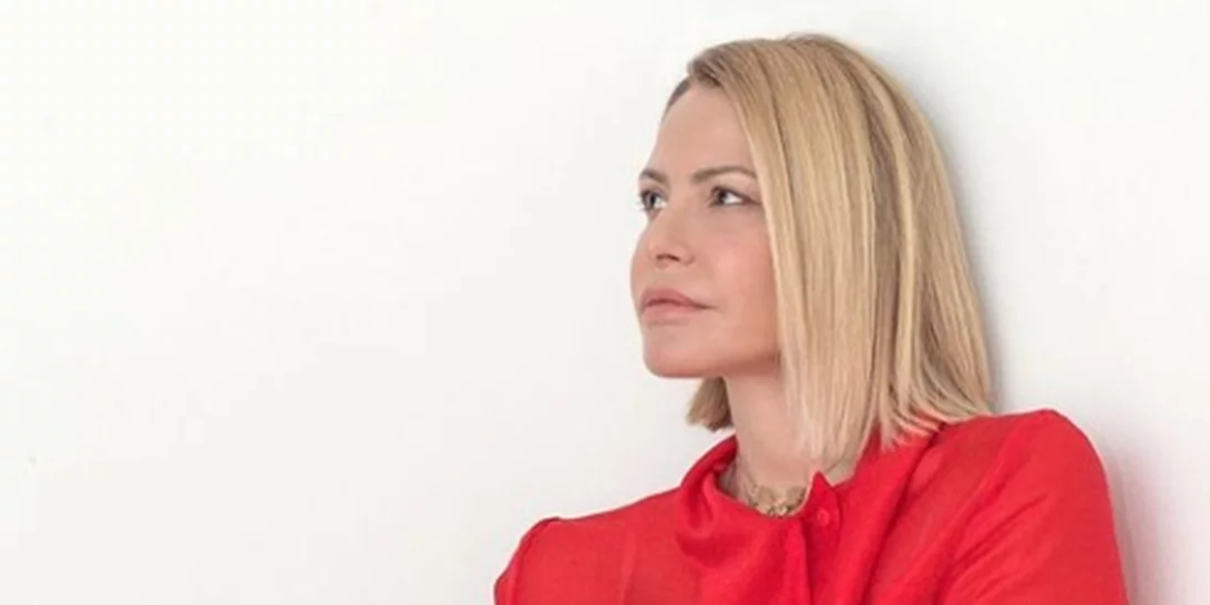 Τζένη Μπαλατσινού | Διαβάζει ξυπόλητη σε παγκάκι με την πιο μαγευτική, χειμερινή θέα