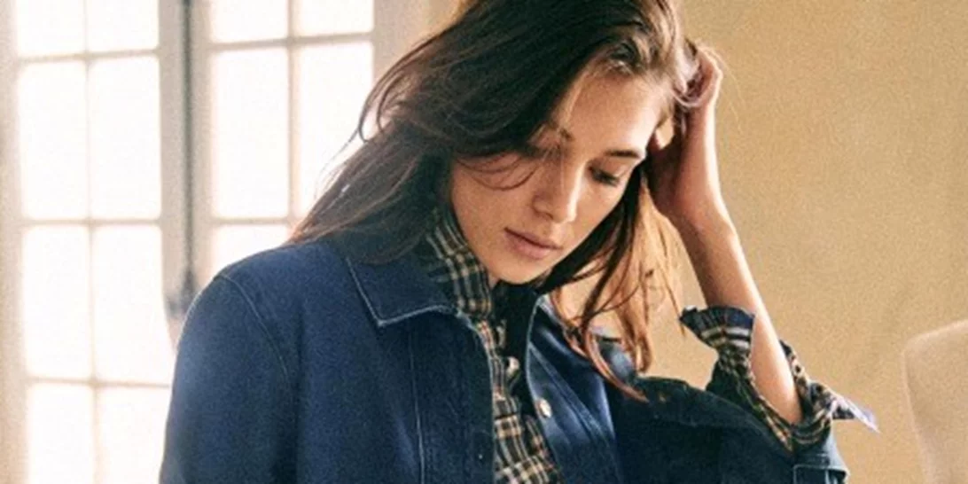 To jacket που επιλέγουν οι πιο στιλάτες Influencers γι' αυτή την άνοιξη υποστηρίζει καλό σκοπό