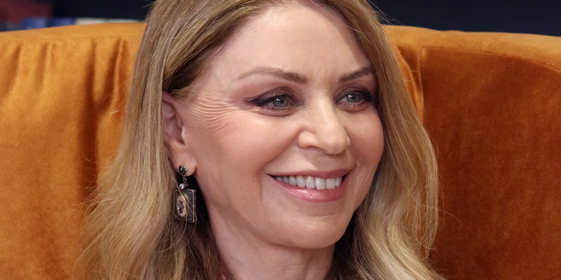 Έλλη Στάη | Η λιτή και κομψή εμφάνιση στην Επίδαυρο με διακριτικά κοσμήματα στον λαιμό και ήσυχο μακιγιάζ