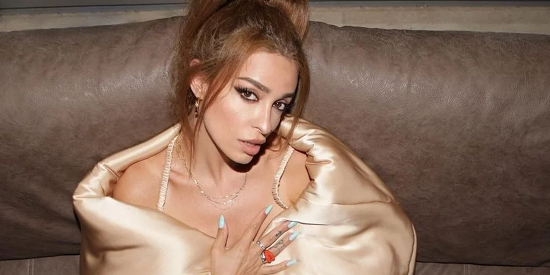 Το πιο εντυπωσιακό σαλόνι, είναι αυτό της Ελένης Φουρέιρα | Οι μπεζ τοίχοι και ο τεράστιος λευκός καναπές