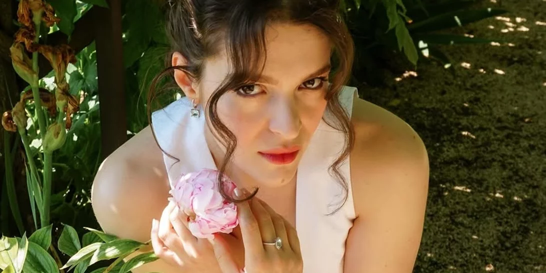 Βραδινές βόλτες στο Σούνιο για την Καλλιόπη Χάσκα | Με scarf top και λευκή παντελόνα πλάι στο κύμα