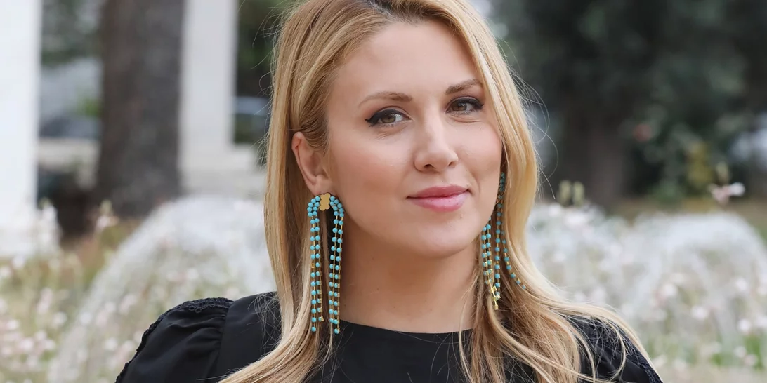 Φωτεινή Πετρογιάννη | Ποζάρει με μαύρο φόρεμα με cut outs λίγο πριν γίνει για πρώτη φορά μαμά