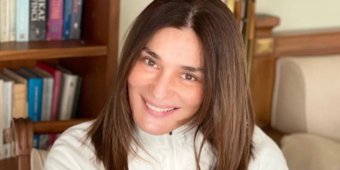 Είσαι καλεσμένη σε γάμο; Φόρεσε το λευκό κοστούμι όπως η Μαρία Ναυπλιώτου