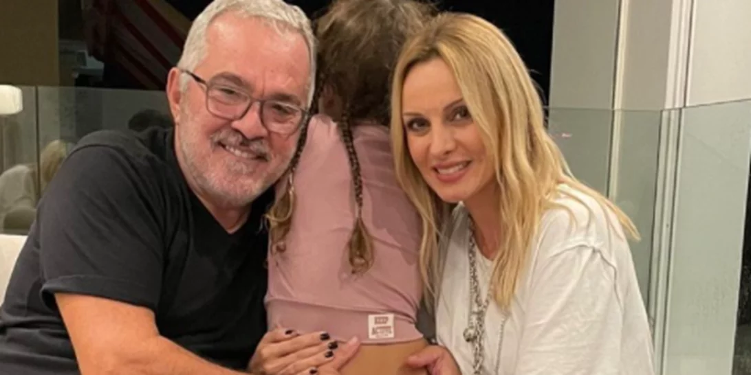 Ηλέκτρα Λύρα | Με χαριτωμένο jumpsuit και πλεξούδες στα μαλλιά, σε μία σπάνια δημόσια εμφάνιση με τους γονείς της