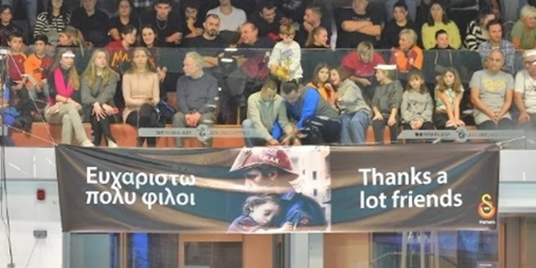 Σεισμός στην Τουρκία | Οι οπαδοί της Γαλατά σήκωσαν πανό στα ελληνικά – "Ευχαριστώ πολύ φίλοι"