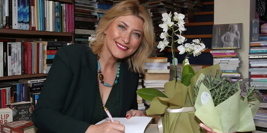 Η Σία Κοσιώνη με double denim ανοιξιάτικο σύνολο στην παρουσίαση του βιβλίου της