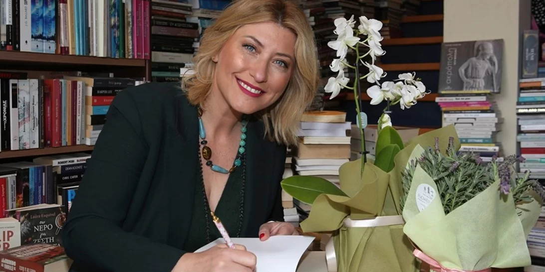 Η Σία Κοσιώνη στην παρουσίαση του βιβλίου της | Οι statement γόβες που αναβάθμισαν το casual chic look της