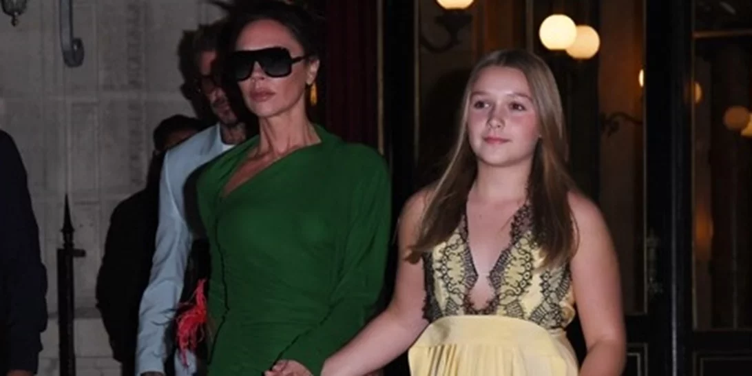 H 11χρονη Harper Beckham έκλεψε την παράσταση με το φόρεμα της μαμάς της και η Victoria δεν μπόρεσε να κρύψει τη συγκίνησή της - Η φωτό που αποθεώθηκε