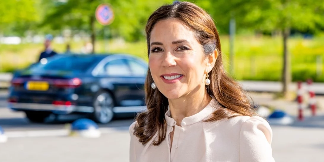 Η βασίλισσα Mary της Δανίας επέλεξε ένα κοστούμι στο πιο δυναμικό χρώμα της άνοιξης