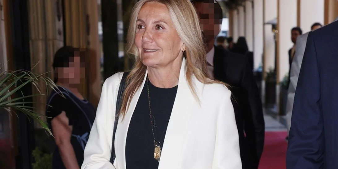 Μαρέβα Μητσοτάκη | Το casual look με λευκό t-shirt και σορτς