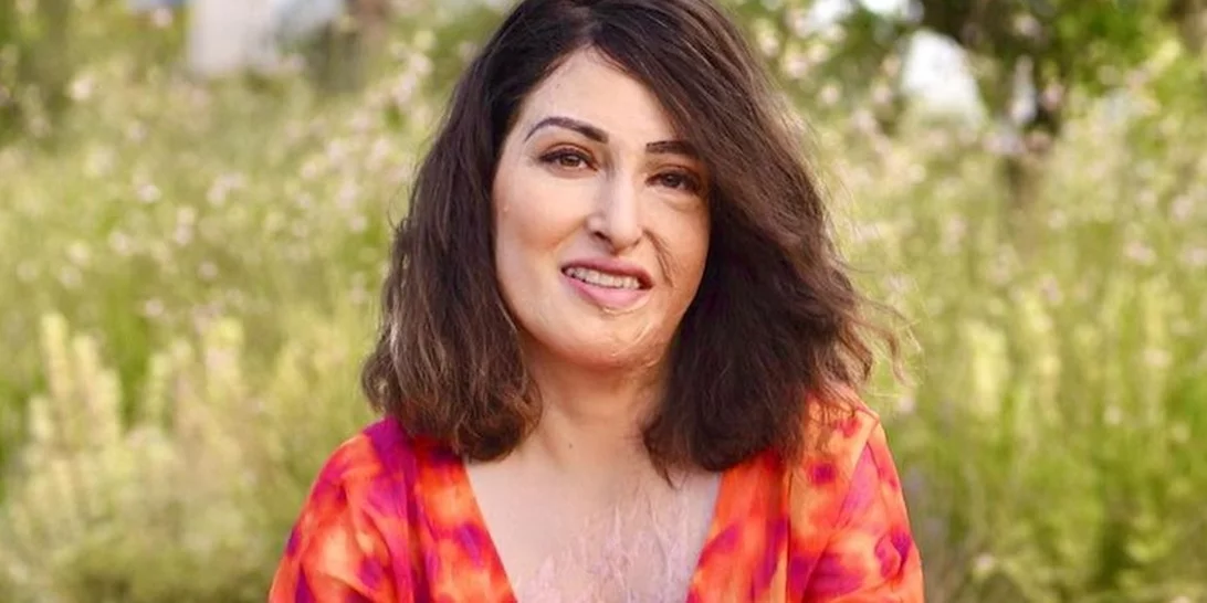 Η Ιωάννα Παλιοσπύρου ποζάρει φορώντας ένα mini floral φόρεμα, μπροστά από μία υπέροχη παραλία της Μήλου