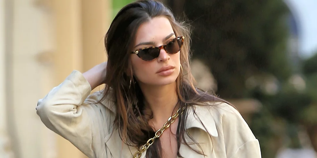 Φόρεμα με sneakers | Φόρεσε τον πιο hot συνδυασμό όπως η Emily Ratajkowski